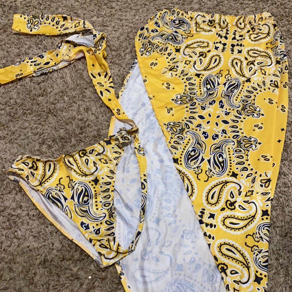 2 Piece Yellow Paisley